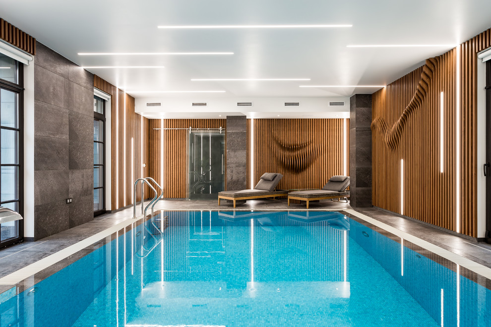 Свежая идея для дизайна: большой спортивный, прямоугольный бассейн в доме в современном стиле с фонтаном и покрытием из плитки - отличное фото интерьера