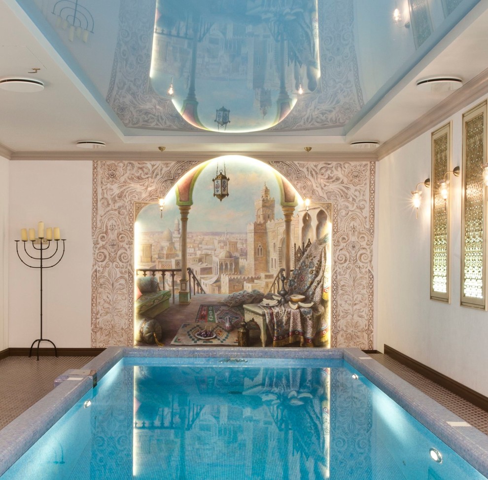 На фото: прямоугольный бассейн среднего размера в доме в средиземноморском стиле