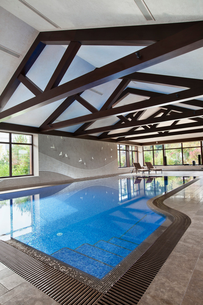 Пример оригинального дизайна: прямоугольный бассейн в доме в современном стиле
