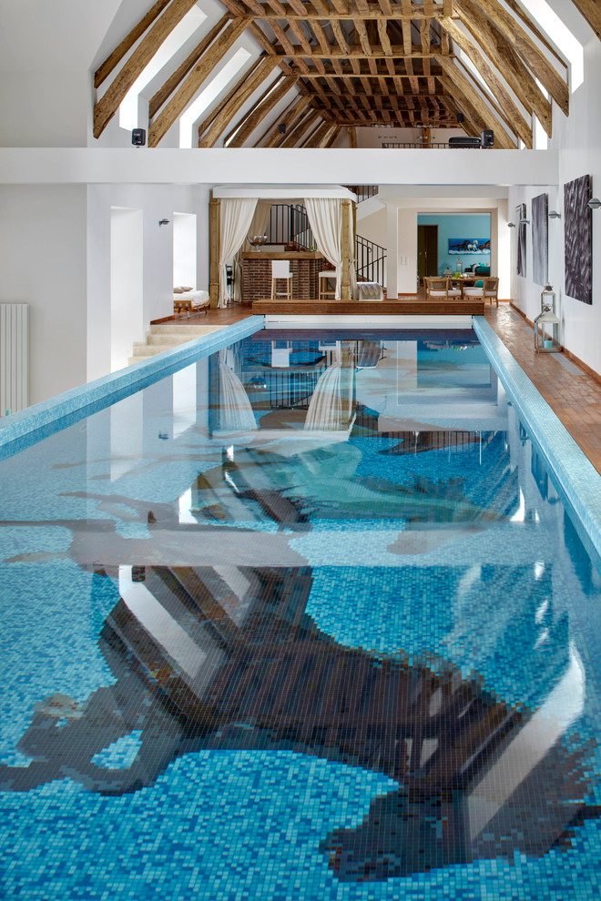 Diseño de piscina mediterránea interior y rectangular