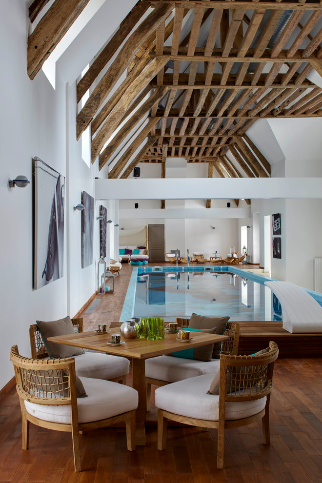 Aménagement d'une piscine méditerranéenne rectangle et de taille moyenne avec une terrasse en bois.