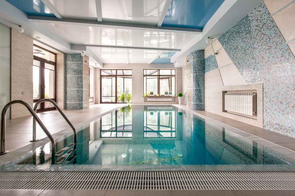 Diseño de piscina actual interior y rectangular
