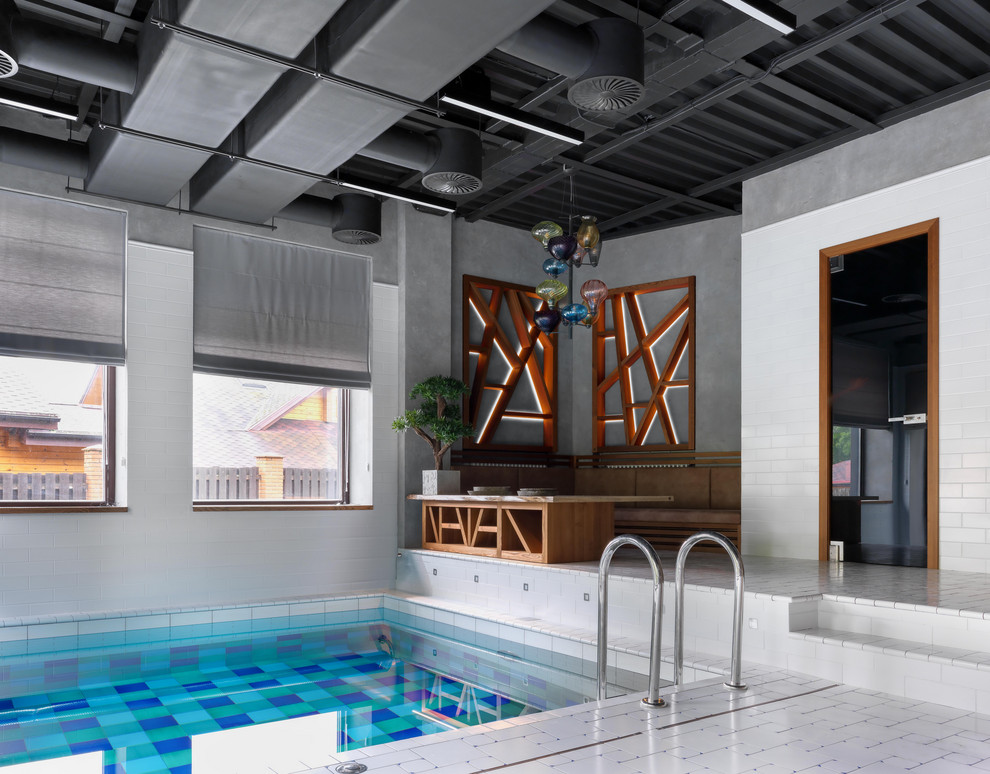 Imagen de piscina alargada contemporánea interior
