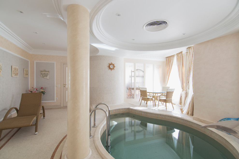 Стильный дизайн: бассейн в форме фасоли в доме в классическом стиле - последний тренд