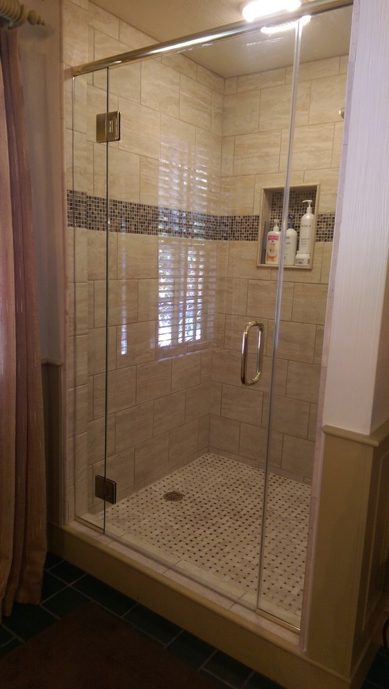 Свежая идея для дизайна: главная ванная комната среднего размера в стиле фьюжн с душем в нише, бежевой плиткой, керамогранитной плиткой и полом из мозаичной плитки - отличное фото интерьера