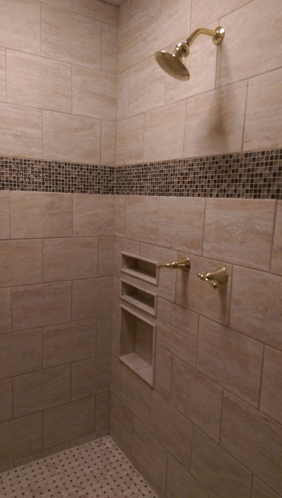 На фото: главная ванная комната среднего размера в стиле фьюжн с душем в нише, бежевой плиткой, керамогранитной плиткой и полом из мозаичной плитки