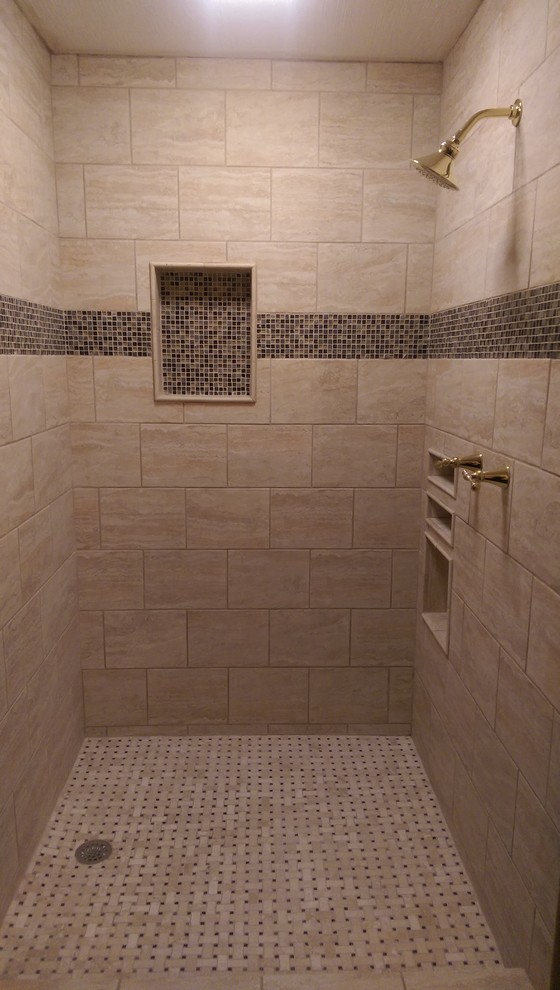 Modelo de cuarto de baño principal bohemio de tamaño medio con ducha empotrada, baldosas y/o azulejos beige, baldosas y/o azulejos de porcelana y suelo con mosaicos de baldosas