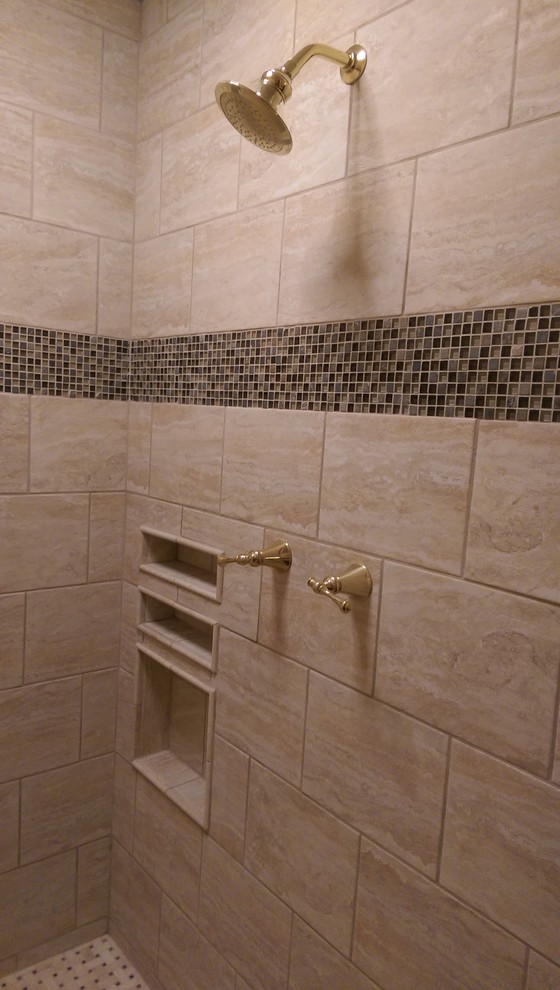 Esempio di una stanza da bagno padronale eclettica di medie dimensioni con doccia alcova, piastrelle beige, piastrelle in gres porcellanato e pavimento con piastrelle a mosaico