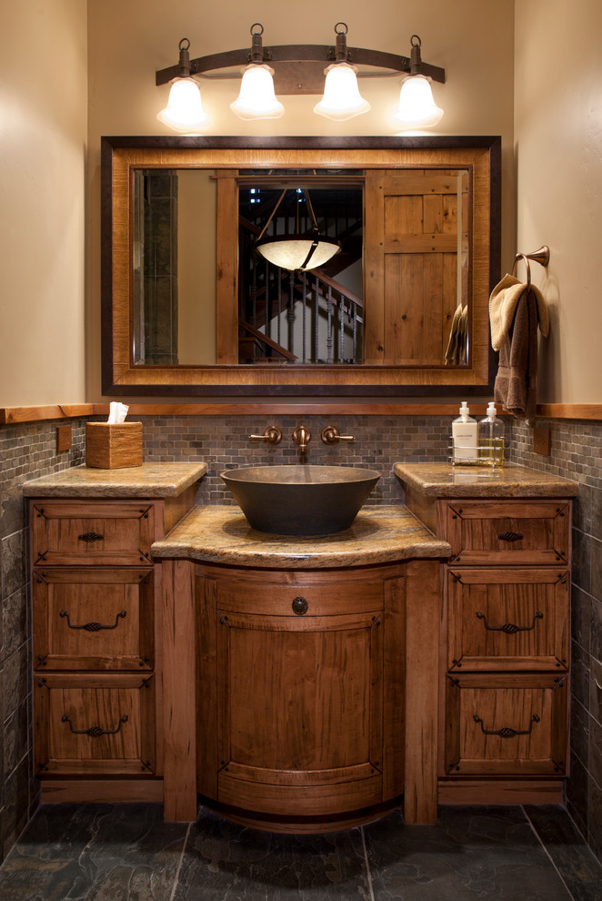 Inredning av ett klassiskt mellanstort badrum med dusch, med möbel-liknande, skåp i mellenmörkt trä, stenkakel, beige väggar, ett fristående handfat, granitbänkskiva, skiffergolv och grått golv