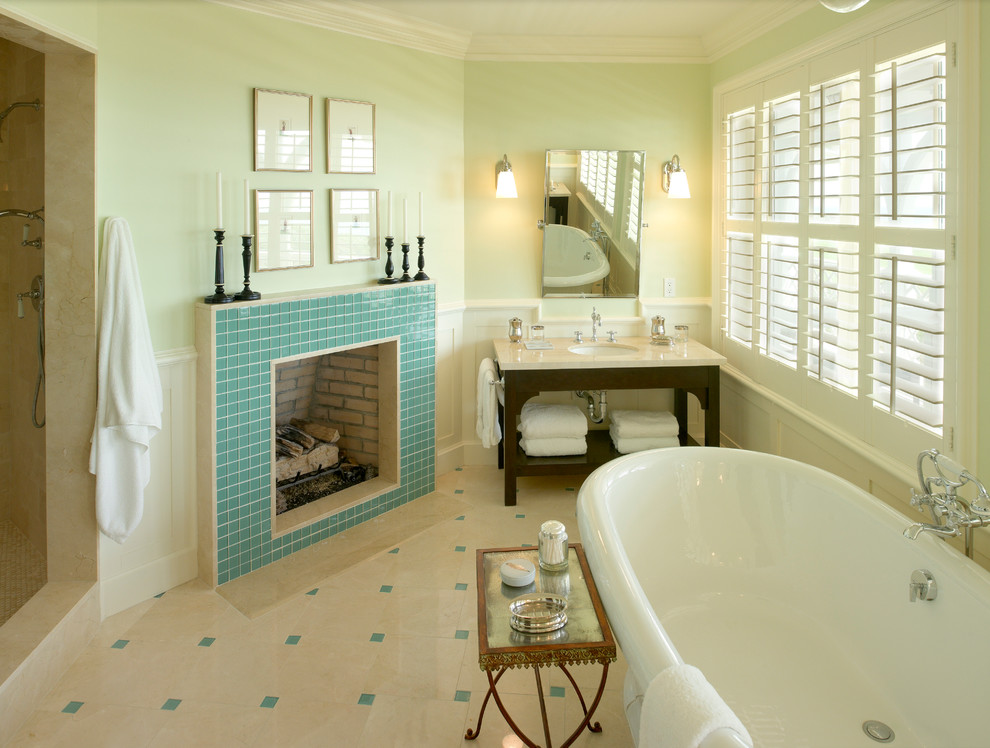 ボストンにあるトロピカルスタイルのおしゃれな浴室 (置き型浴槽) の写真