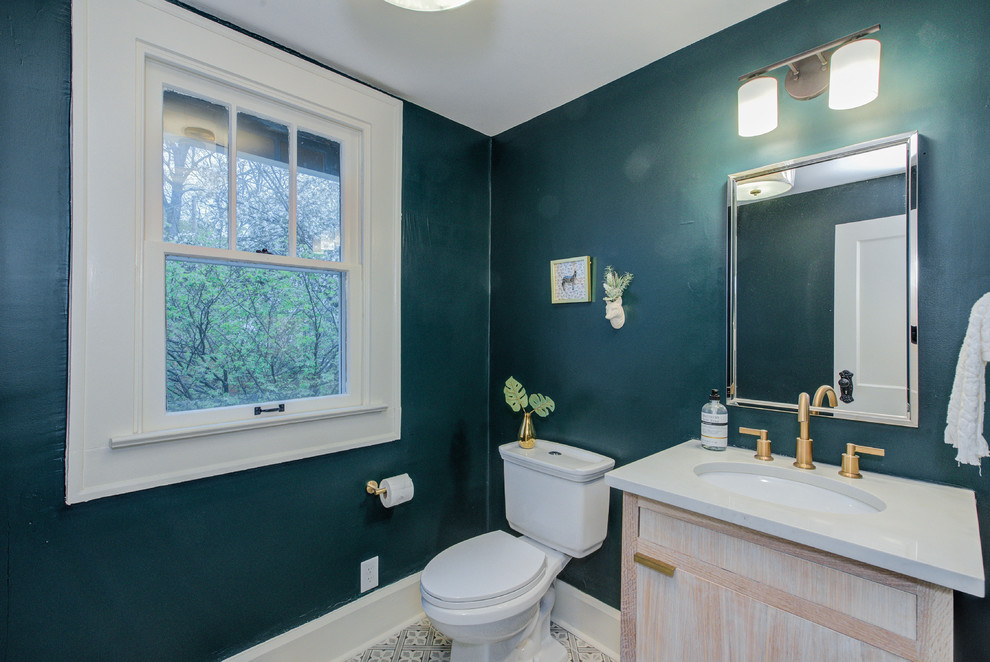 Свежая идея для дизайна: маленькая ванная комната в современном стиле с унитазом-моноблоком, зелеными стенами, душевой кабиной, накладной раковиной, столешницей из искусственного камня, бежевой столешницей и плоскими фасадами для на участке и в саду - отличное фото интерьера