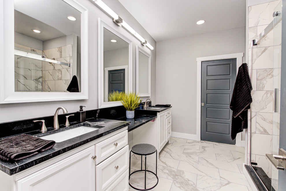 Idéer för ett stort klassiskt svart en-suite badrum, med öppna hyllor, vita skåp, en dusch i en alkov, en toalettstol med hel cisternkåpa, svart och vit kakel, marmorkakel, grå väggar, marmorgolv, ett nedsänkt handfat, bänkskiva i akrylsten, vitt golv och dusch med skjutdörr