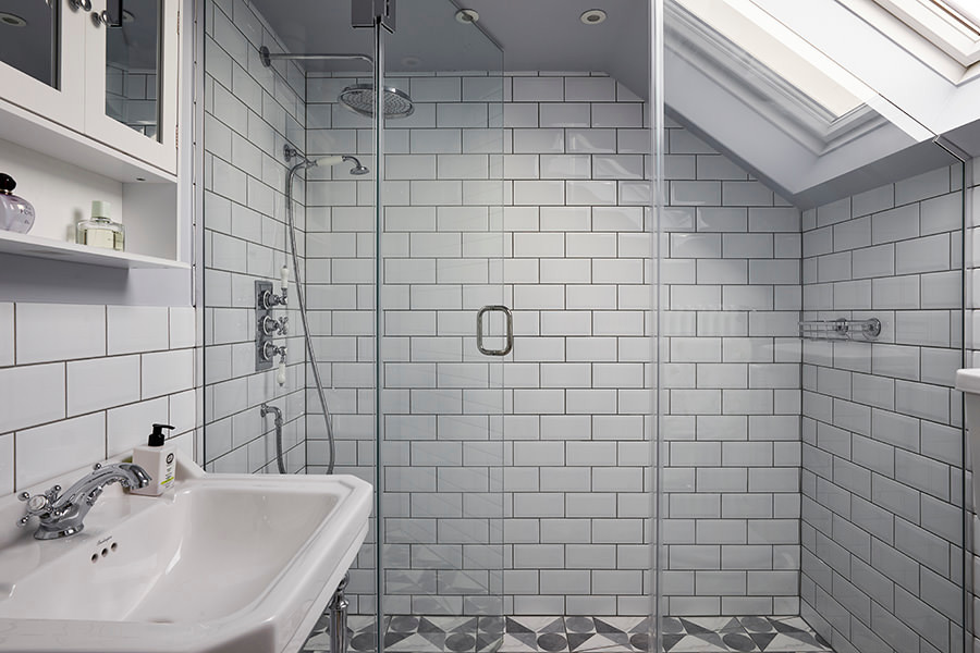 Idéer för att renovera ett litet vintage badrum med dusch, med en öppen dusch, vit kakel, vita väggar, klinkergolv i porslin, ett piedestal handfat, grått golv och dusch med gångjärnsdörr
