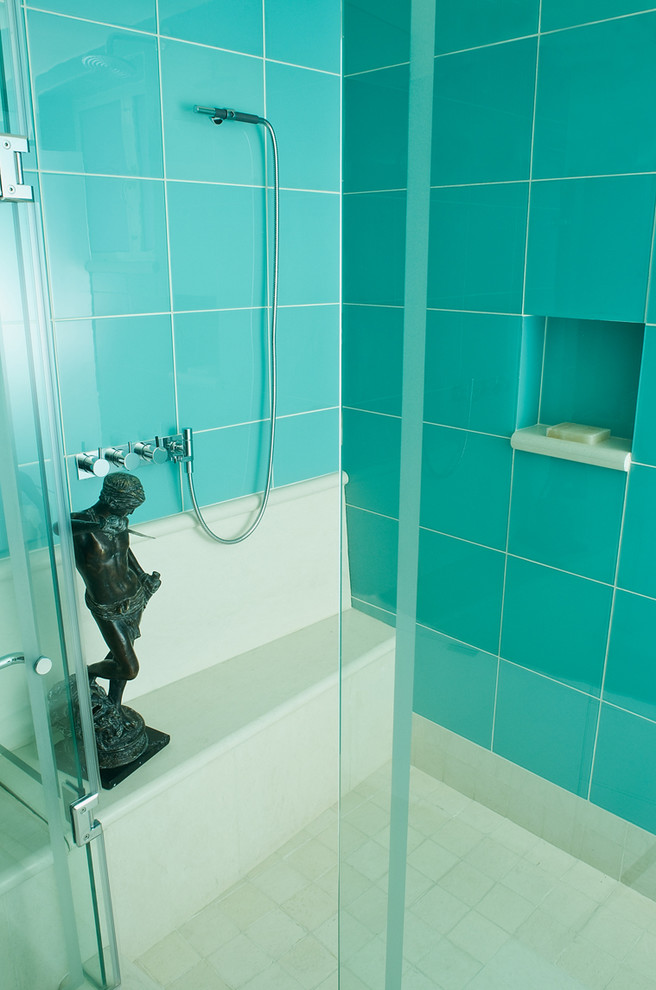 На фото: маленькая главная ванная комната в современном стиле с угловым душем, зеленой плиткой, стеклянной плиткой, врезной раковиной и столешницей из известняка для на участке и в саду
