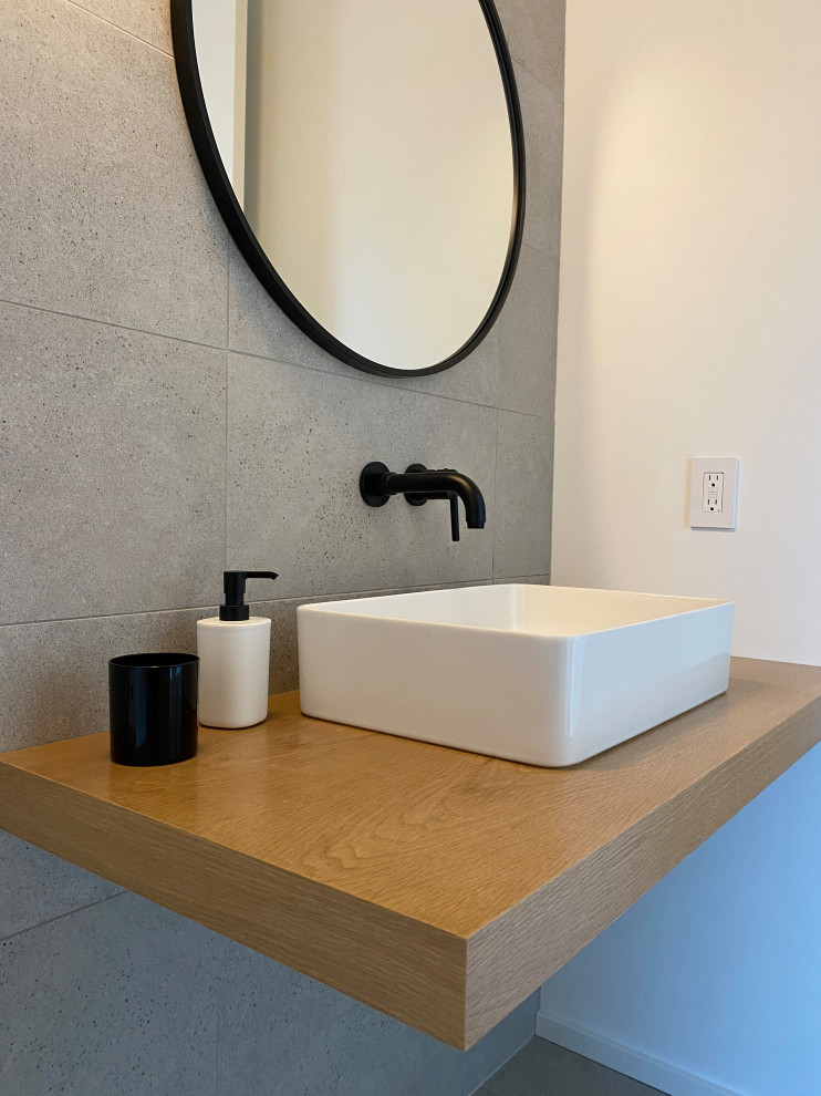 Cette photo montre une petite salle de bain scandinave avec un plan de toilette en bois, meuble simple vasque et meuble-lavabo suspendu.