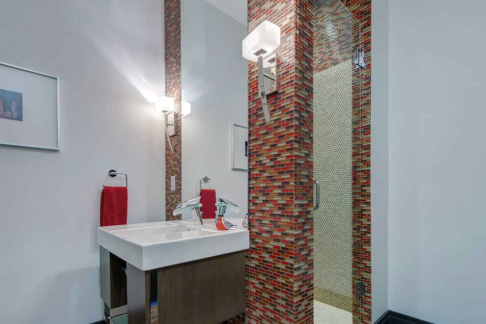Idéer för mellanstora funkis vitt badrum med dusch, med släta luckor, skåp i mörkt trä, en öppen dusch, röd kakel, mosaik, vita väggar, ett integrerad handfat, bänkskiva i akrylsten och dusch med gångjärnsdörr