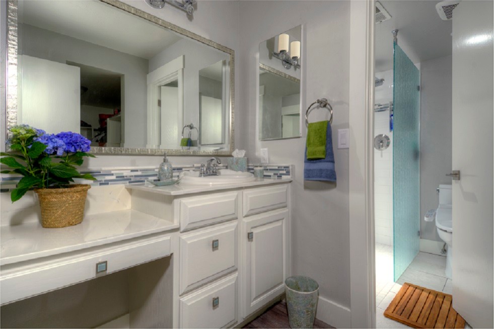 Inspiration för små moderna en-suite badrum, med ett undermonterad handfat, möbel-liknande, vita skåp, bänkskiva i betong, ett badkar med tassar, en öppen dusch, en toalettstol med separat cisternkåpa, vit kakel, cementkakel, grå väggar och klinkergolv i keramik