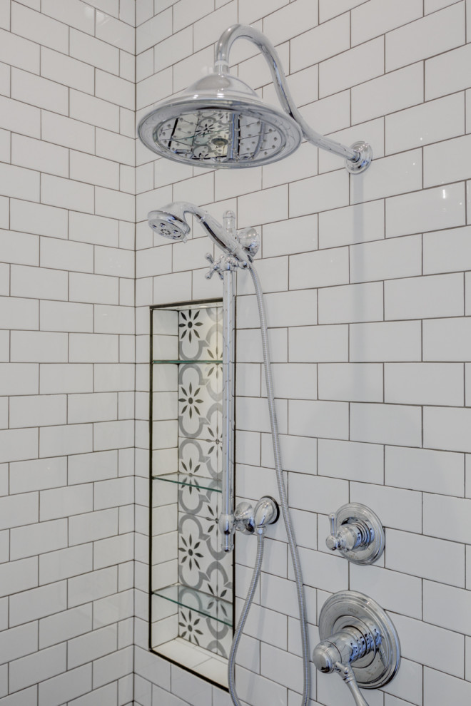 Inspiration för stora en-suite badrum, med gula skåp, ett badkar i en alkov, en dusch i en alkov, vit kakel och tunnelbanekakel