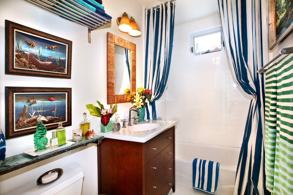 Diseño de cuarto de baño costero con bañera empotrada, combinación de ducha y bañera, baldosas y/o azulejos blancos y ventanas