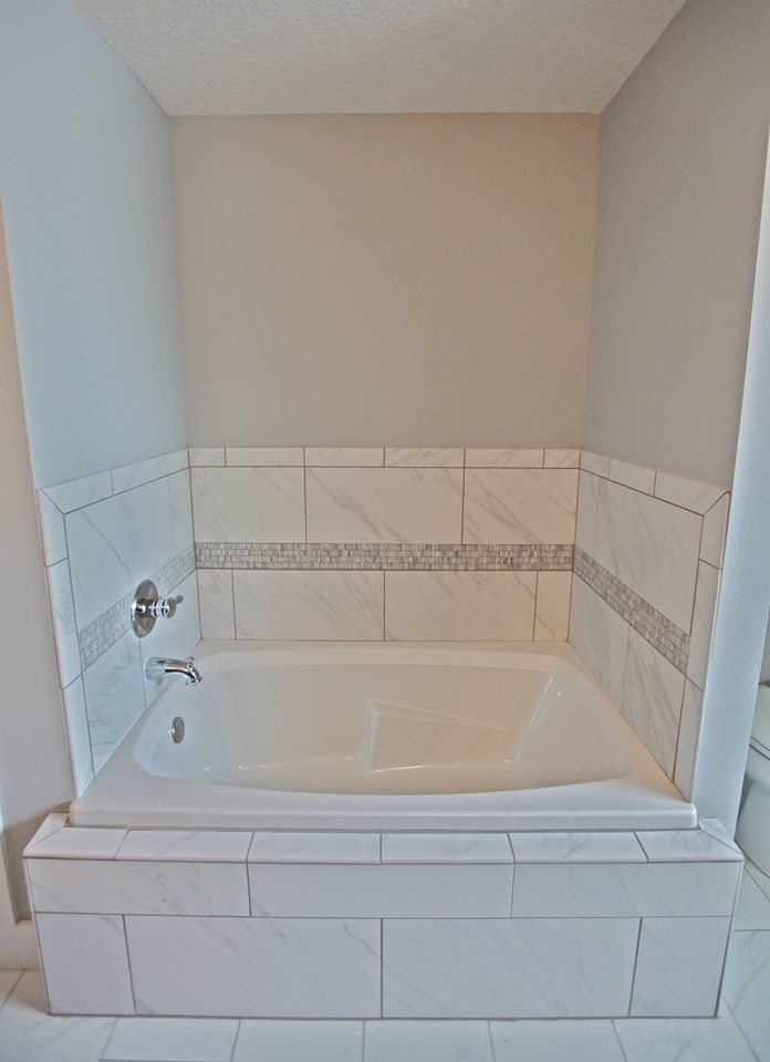 Пример оригинального дизайна: большая главная ванная комната