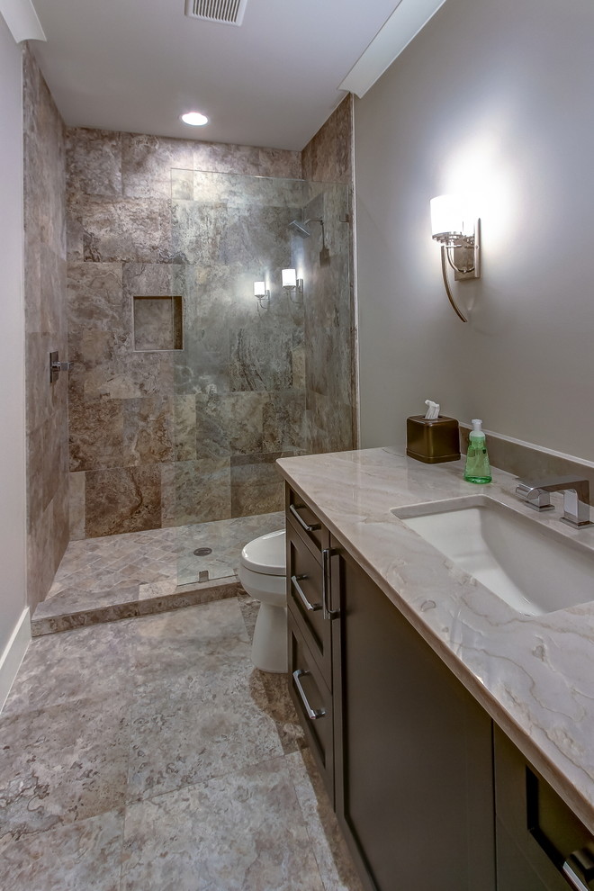 Exempel på ett klassiskt badrum, med skåp i shakerstil, skåp i mörkt trä, en öppen dusch, travertin golv, ett undermonterad handfat och marmorbänkskiva