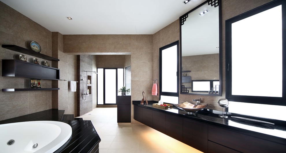 Exempel på ett asiatiskt badrum, med ett fristående handfat, släta luckor, svarta skåp, en öppen dusch, beige kakel, ett platsbyggt badkar och med dusch som är öppen