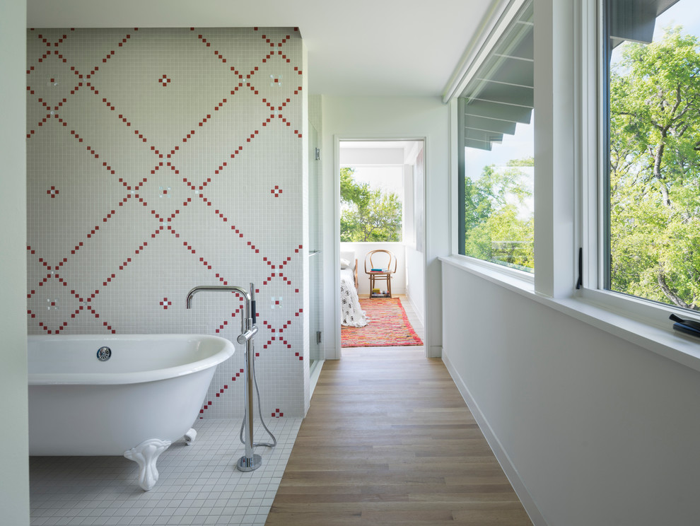 Ejemplo de cuarto de baño principal minimalista con bañera con patas, ducha empotrada, baldosas y/o azulejos blancos, baldosas y/o azulejos en mosaico, paredes blancas y suelo de madera clara