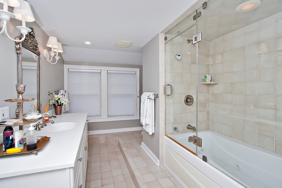 Идея дизайна: большая ванная комната в морском стиле с ванной в нише, душем над ванной, унитазом-моноблоком, бежевой плиткой и серыми стенами