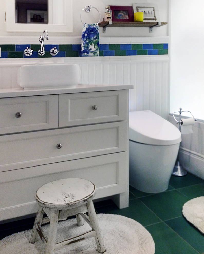 Idée de décoration pour une petite salle de bain craftsman pour enfant avec un placard à porte shaker, des portes de placard blanches, une baignoire en alcôve, un combiné douche/baignoire, WC à poser, un carrelage bleu, des carreaux de porcelaine, un mur blanc, un sol en carrelage de porcelaine, une vasque et un plan de toilette en quartz modifié.