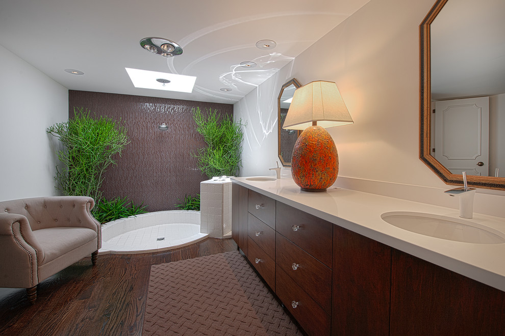 Пример оригинального дизайна: ванная комната в современном стиле с плоскими фасадами, темными деревянными фасадами, открытым душем, белой плиткой, белыми стенами, темным паркетным полом, врезной раковиной и открытым душем