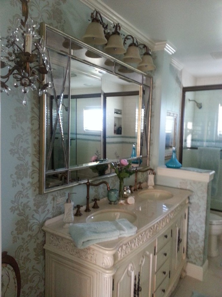 Esempio di una grande stanza da bagno con doccia tradizionale con consolle stile comò, ante bianche, vasca ad alcova, vasca/doccia, pareti blu, lavabo sottopiano e top in marmo