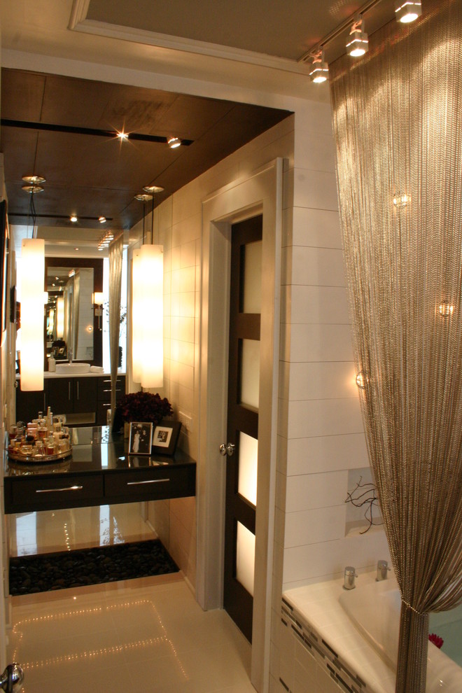 Идея дизайна: главная ванная комната среднего размера в стиле модернизм с настольной раковиной, темными деревянными фасадами, столешницей из ламината, накладной ванной, белой плиткой, плиткой кабанчик и светлым паркетным полом