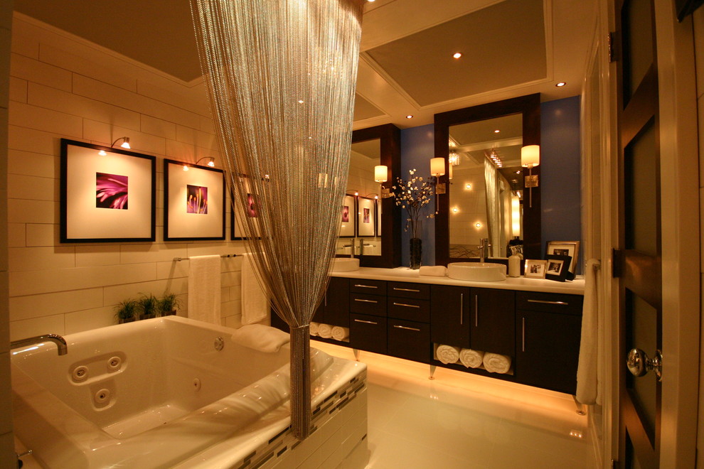 Foto di una stanza da bagno padronale minimalista di medie dimensioni con lavabo a bacinella, ante in legno bruno, top in laminato, vasca da incasso, piastrelle bianche, piastrelle diamantate e parquet chiaro