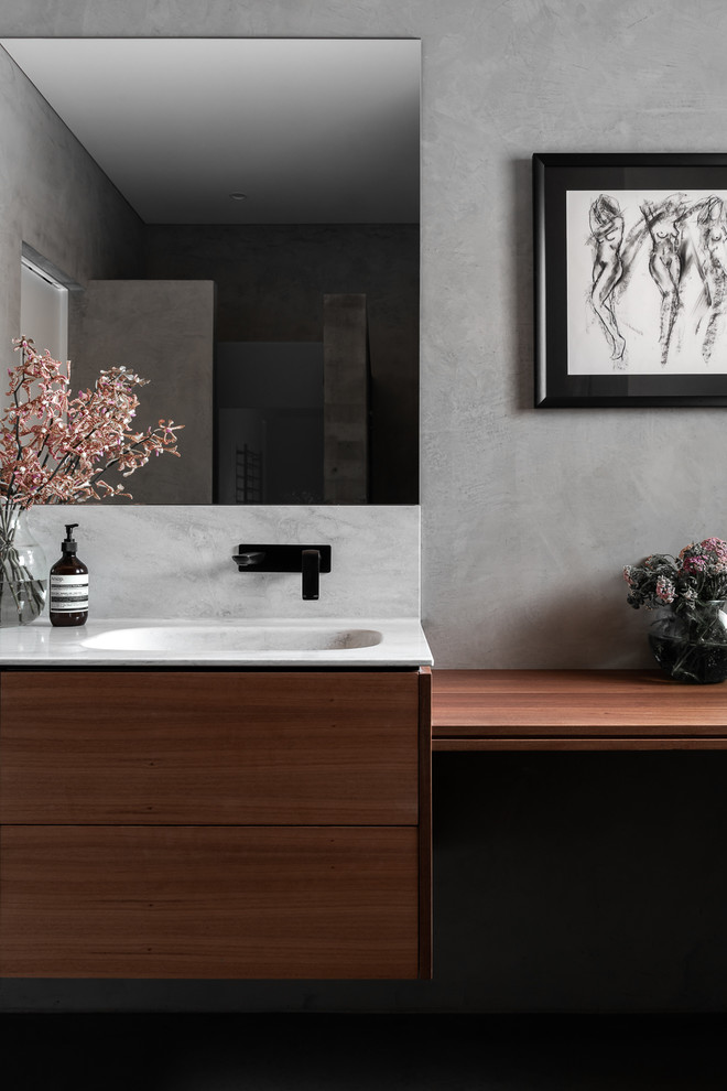 Idéer för ett mellanstort industriellt vit en-suite badrum, med släta luckor, skåp i mellenmörkt trä, en dusch i en alkov, grå kakel, keramikplattor, grå väggar, betonggolv, ett integrerad handfat, bänkskiva i akrylsten, grått golv och med dusch som är öppen