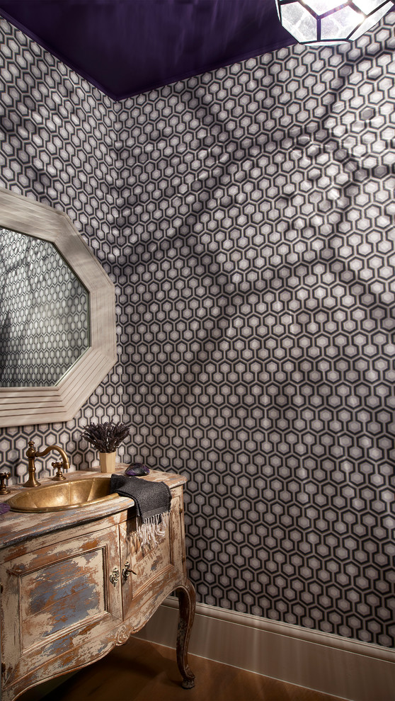 Foto di una piccola stanza da bagno con doccia tradizionale con consolle stile comò, ante con finitura invecchiata, pareti viola e parquet chiaro