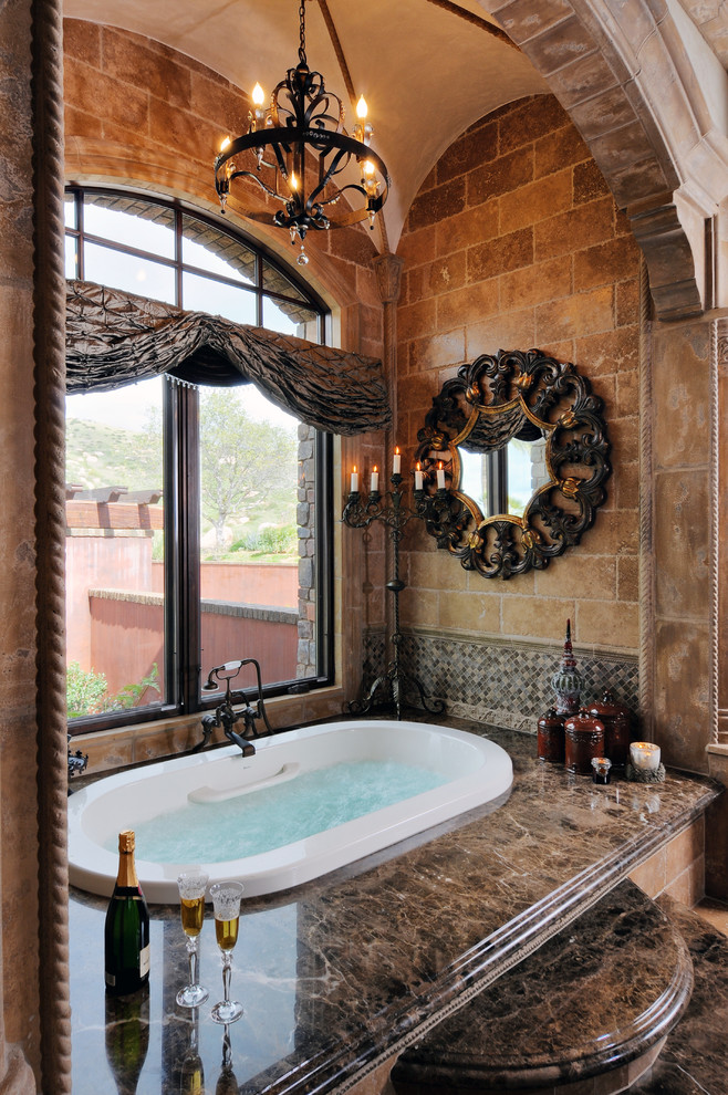 Modelo de cuarto de baño tradicional con encimera de granito y piedra
