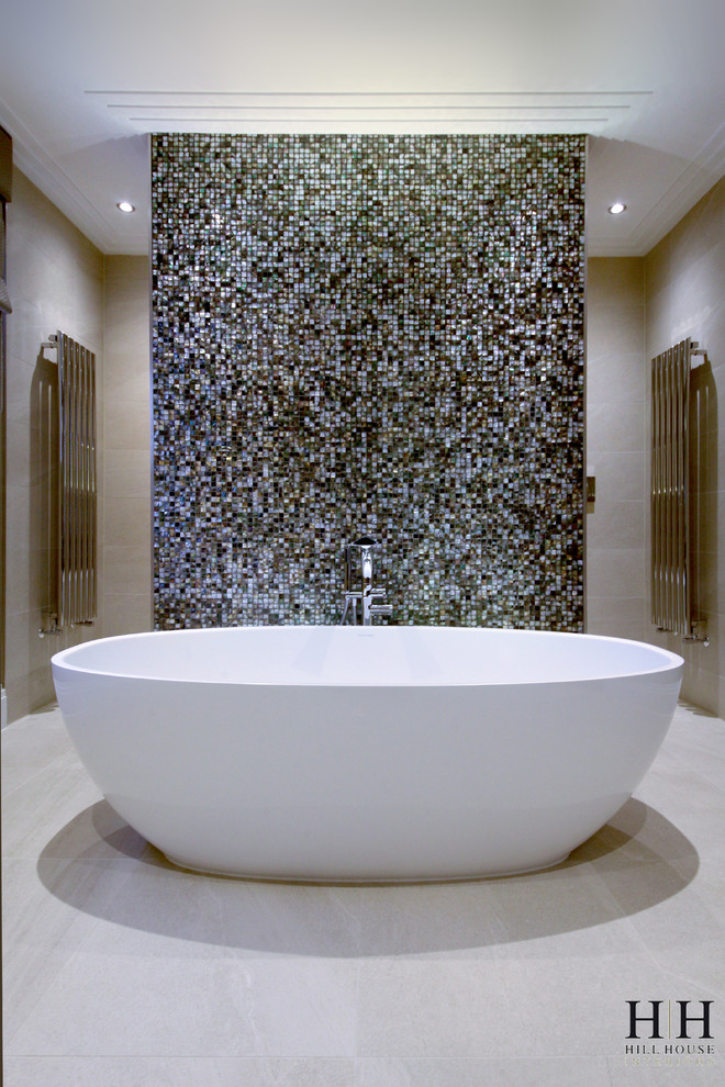 Idee per una grande stanza da bagno padronale design con vasca freestanding, doccia aperta, piastrelle blu, piastrelle a mosaico, pareti beige, pavimento beige e doccia aperta
