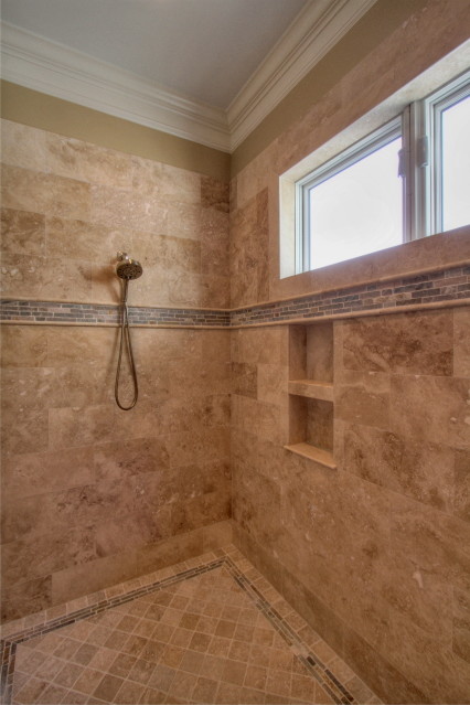 Immagine di una stanza da bagno padronale con ante in stile shaker, doccia aperta, pavimento in travertino, lavabo sottopiano e top in granito