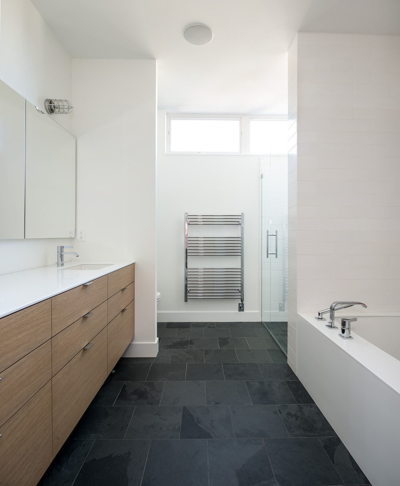 Exempel på ett mellanstort modernt en-suite badrum, med ett undermonterad handfat, släta luckor, skåp i mellenmörkt trä, bänkskiva i kvarts, ett undermonterat badkar, en dusch i en alkov, stenkakel, vita väggar, skiffergolv och vit kakel