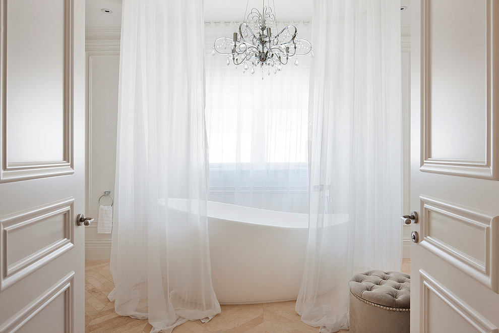 Пример оригинального дизайна: главная ванная комната среднего размера в стиле неоклассика (современная классика) с отдельно стоящей ванной, керамогранитной плиткой и белыми стенами