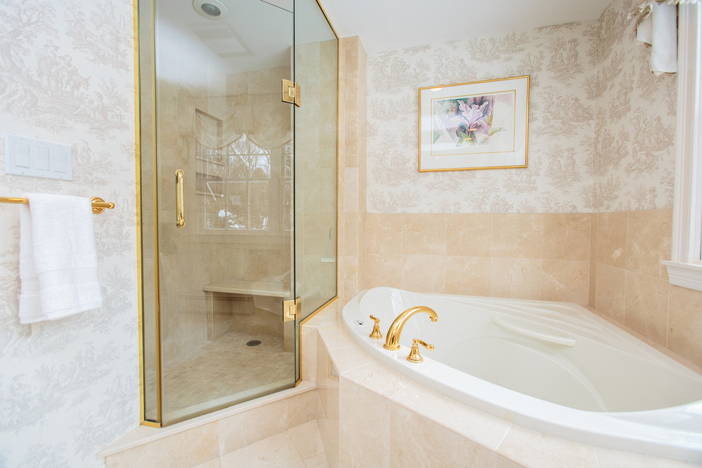 Immagine di una stanza da bagno classica con pavimento con piastrelle in ceramica
