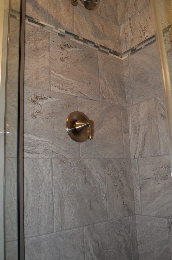 Inredning av ett klassiskt mellanstort en-suite badrum, med luckor med upphöjd panel, skåp i mörkt trä, en dusch i en alkov, grå kakel, porslinskakel, ett undermonterad handfat och bänkskiva i kvarts