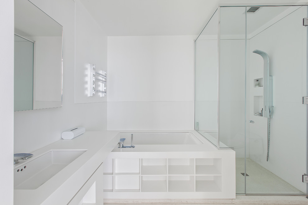 Идея дизайна: ванная комната в стиле модернизм с белыми стенами