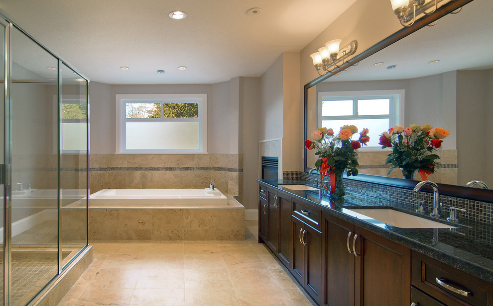 Идея дизайна: ванная комната в современном стиле с плиткой мозаикой