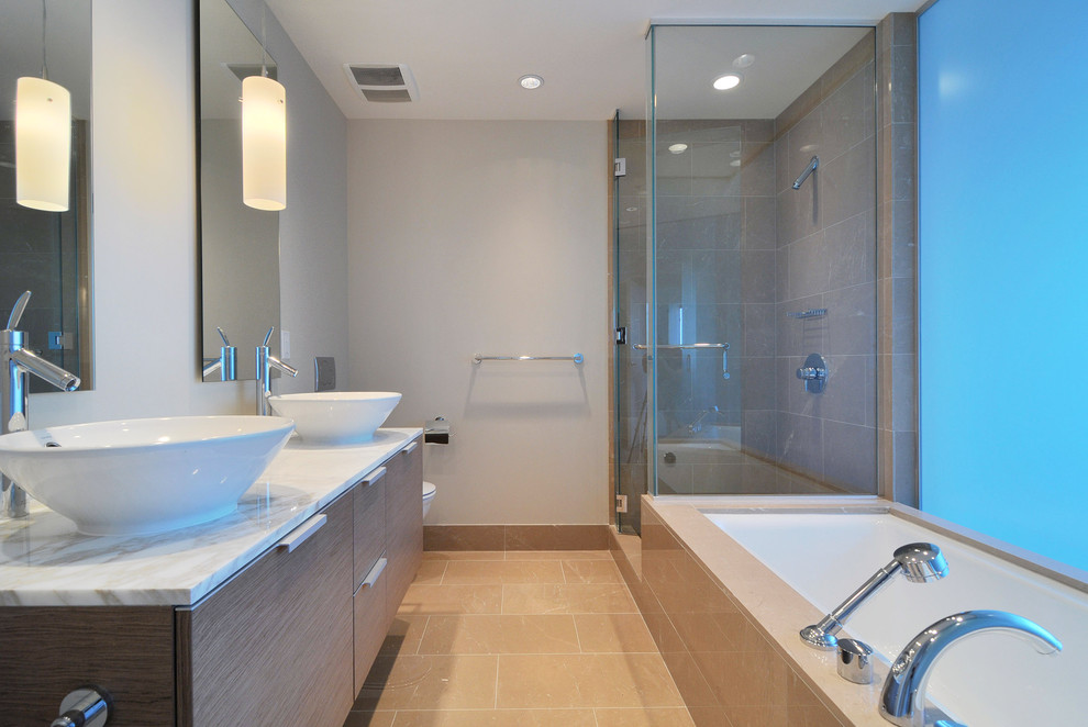 Modernes Badezimmer mit Aufsatzwaschbecken in Toronto