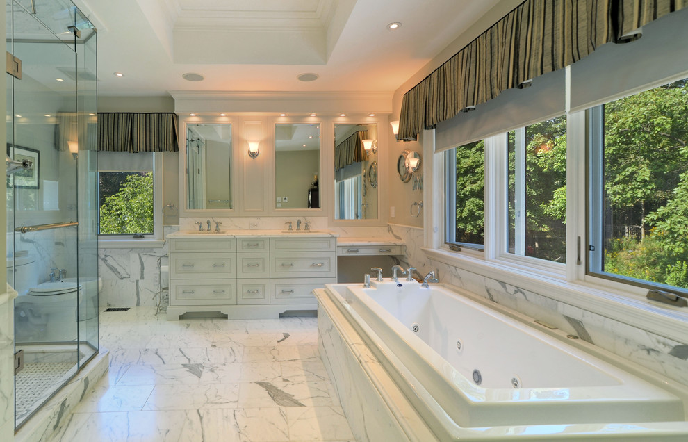 Immagine di una stanza da bagno tradizionale con ante in stile shaker