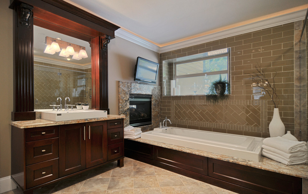 Diseño de cuarto de baño rectangular contemporáneo con lavabo sobreencimera, armarios estilo shaker, puertas de armario de madera en tonos medios, bañera encastrada y baldosas y/o azulejos marrones