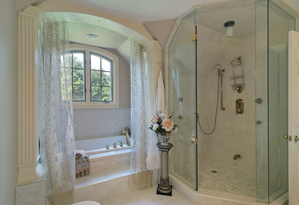 トロントにあるトラディショナルスタイルのおしゃれな浴室 (石タイル) の写真