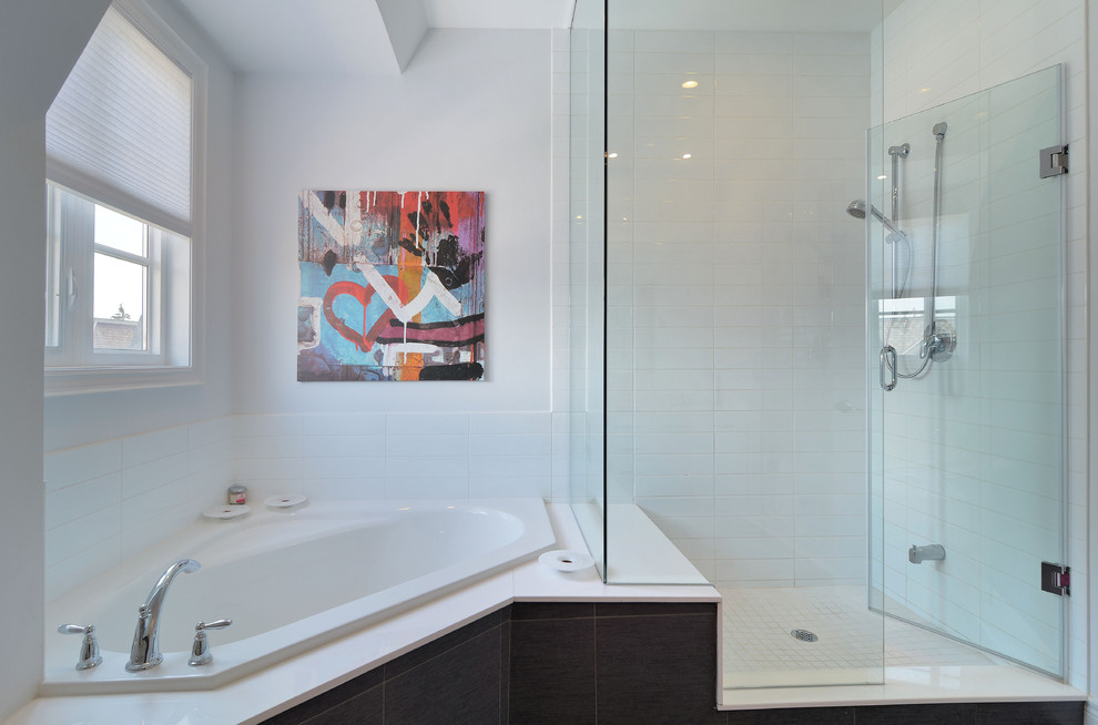 Стильный дизайн: ванная комната в современном стиле с угловой ванной - последний тренд