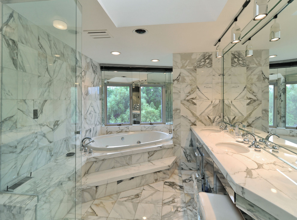 На фото: ванная комната в современном стиле с накладной ванной с